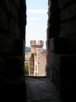 Bressieux, Chateau, tours portieres vues depuis le donjon (1)